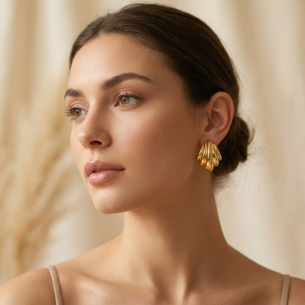 Crest - shell-shaped gold earrings