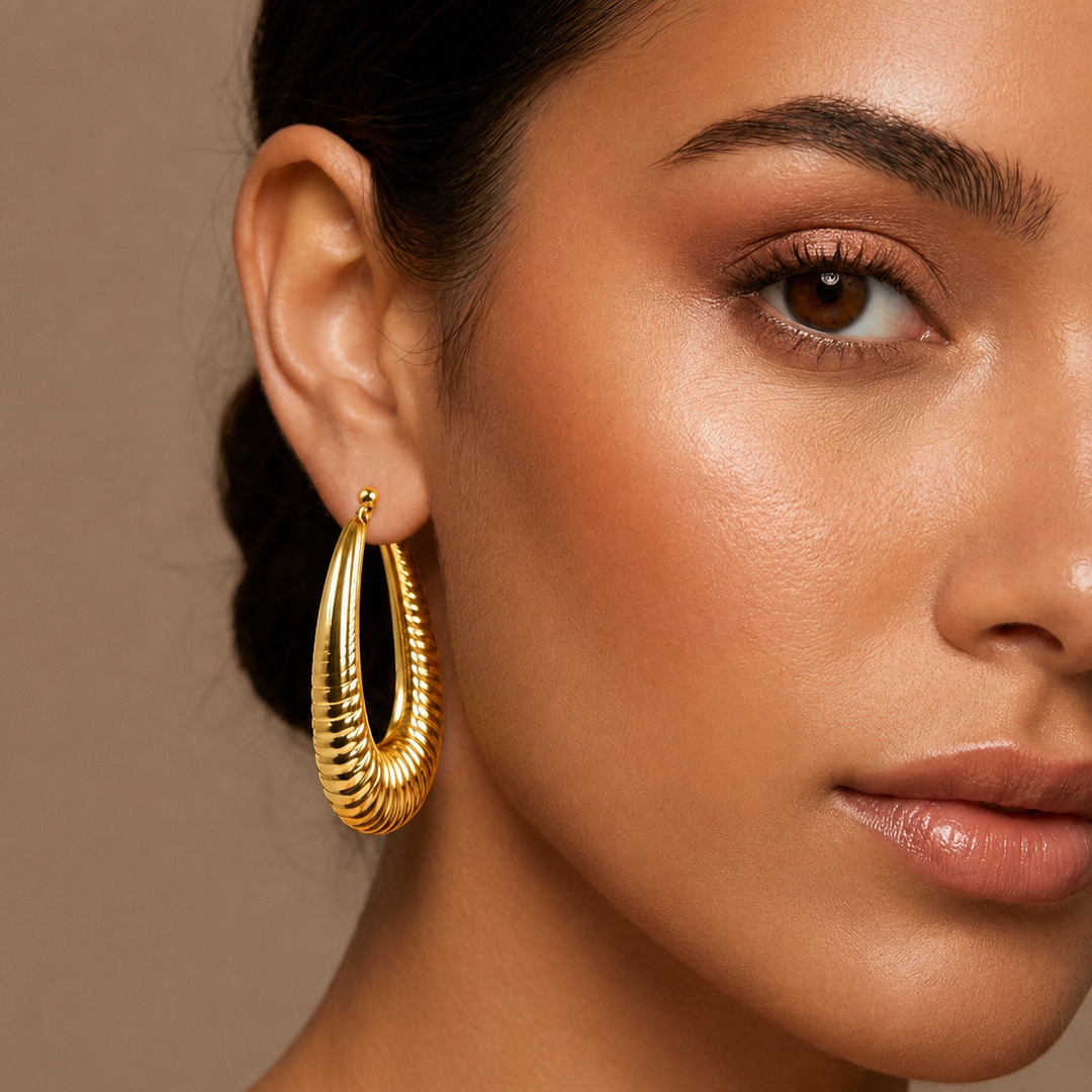 Arc - teardrop-shaped ribbed gold earrings