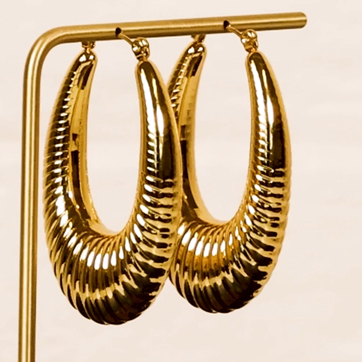 Arc   teardrop shaped ribbed gold earrings