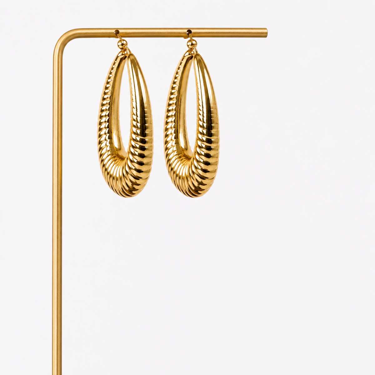 Arc   teardrop shaped ribbed gold earrings