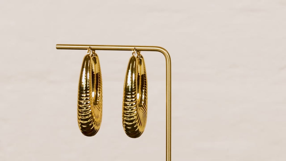Arc   teardrop shaped ribbed gold earrings